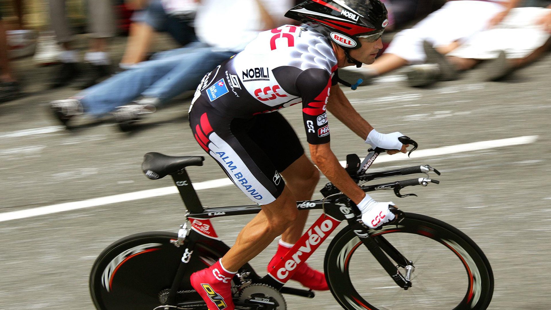 跨界合作的足球主题教育项目不断推出，推动体育+教育深度融合，足球跨球基本技术要领